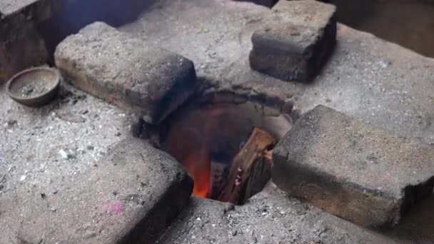用木炭在四块砖装饰的传统粘土炉中点燃着红色的火焰. — 图库视频影像
