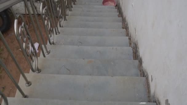 Старі стародавні мармурові сходи спускаються на перший поверх. Знизити концепцію від даху до землі . — стокове відео