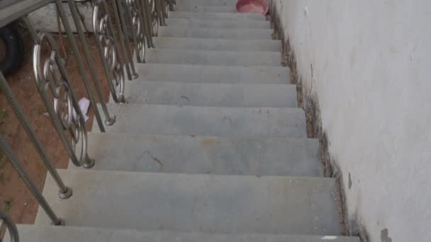 Vista Para Baixo Escadas Pedra Plana Ornamentadas Com Cerca Ferro — Vídeo de Stock
