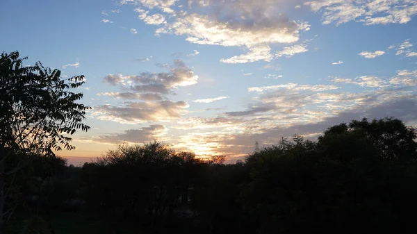 Gouden Gele Oranje Parel Witte Wolken Bij Zonsondergang Met Schaduw — Stockfoto