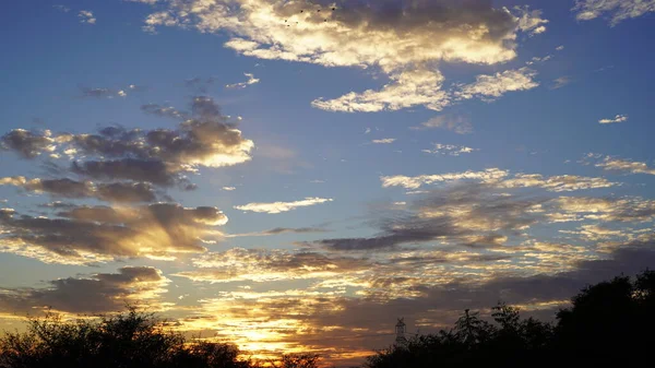 Вогняне Золоте Схід Сонця Небо Висить Небі Яка Легка Хмарність — стокове фото