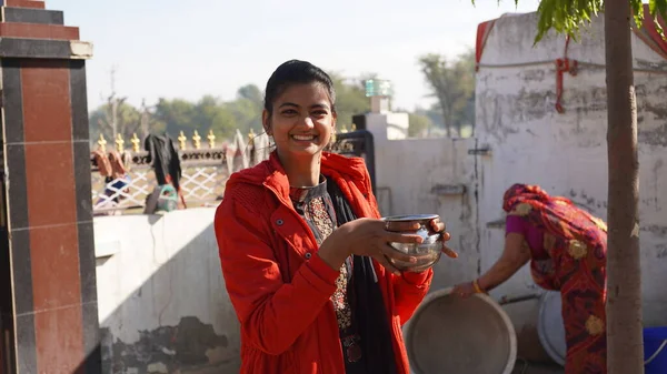 2021年1月10日 Reengus Jaipur India 穿着红衣服 笑脸的快乐的印度女孩 快乐的女孩手里拿着水壶 — 图库照片