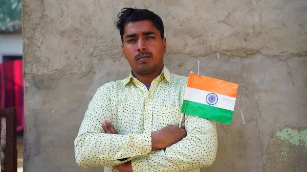 Hombre Indio Confiado Tocando Bandera Nacional Con Corazón Rendir Honor —  Fotos de Stock