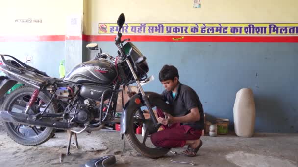 Enthusiastische indische Mechaniker übernehmen Fähigkeiten von Motorrad und Zweirad Reparatur in Bike-Garage. — Stockvideo