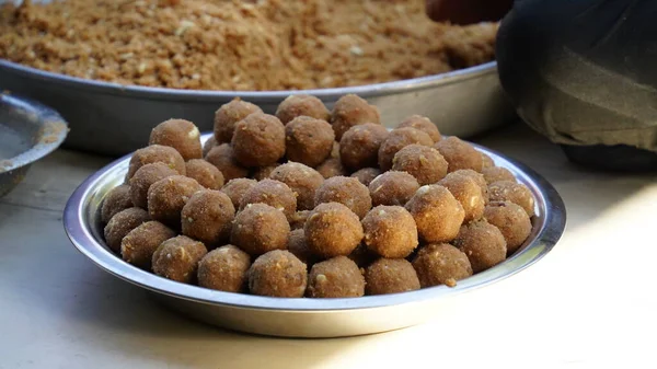 Hindistan 'ın ünlü kış mevsimi tatlıları. Laddu, buğday zeminiyle Acacia ağaç yapıştırıcısı ile yapılır. Sağlıklı vejetaryen mevsimlik yiyecekler.