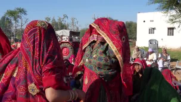 Indiai nők Ghoonghattal, ölelkezéssel és egymással. Ghoonghat egy fátyol vagy fejkendő, amit néhány házas hindu nő visel.. — Stock videók