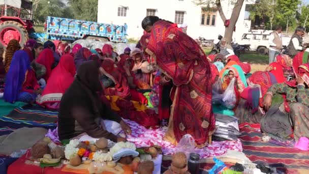 Femme indienne traditionnelle ornementée offrant de l'argent comme un respect. Senior Indiennes gros plan portant Peela sur la tête. — Video