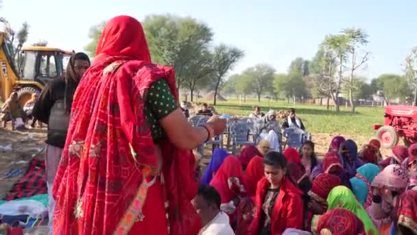 Hindu Indian par i traditionell klädsel och delta i gynnsam ceremoni med prästen. Religiös kvinna som erbjuder pengar eller Dakshina till Gud. — Stockvideo
