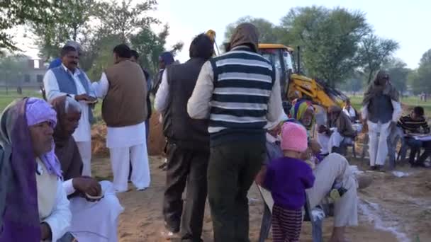 Rekaman keluarga beragama Hindu yang menghadiri upacara Bhoomi Pujan. Anggota senior mendistribusikan manis. — Stok Video