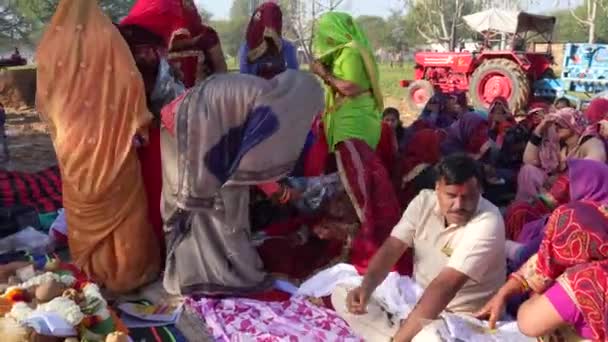 Sacramento mulher indiana tradicional respeitando sua sogra ou Saas e dando trajes para vestir. — Vídeo de Stock