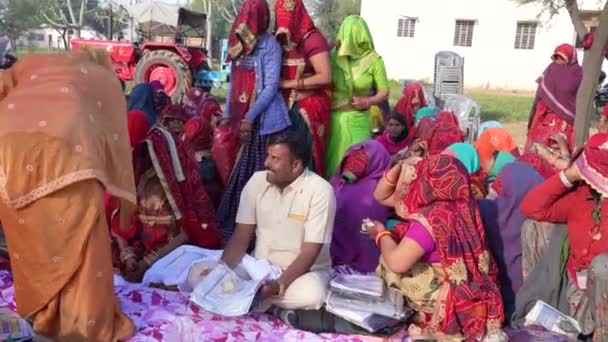Homem indiano confiante sentado no sacramento hindu e mantendo a cerimônia de Bhoomi Pujan. — Vídeo de Stock