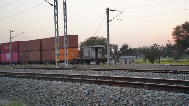 21 Ocak 2021 Badhal, Jaipur, Hindistan. Rail 'in son kompartımanı çift konteynır treniyle devam ediyor. Demiryolu hareket halinde..