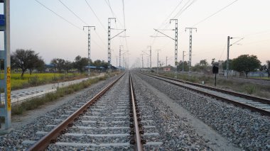 Hindistan 'ın kırsal kesimindeki demiryolu platformunun ya da demiryolunun izole edilmiş görüntüsü. Ulaşım için boş demiryolu.