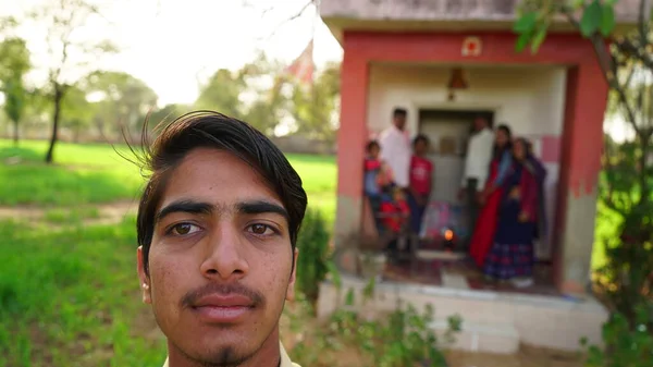 Adorável Adolescente Idade Menino Tomando Tiro Selfie Frontal Com Verde — Fotografia de Stock