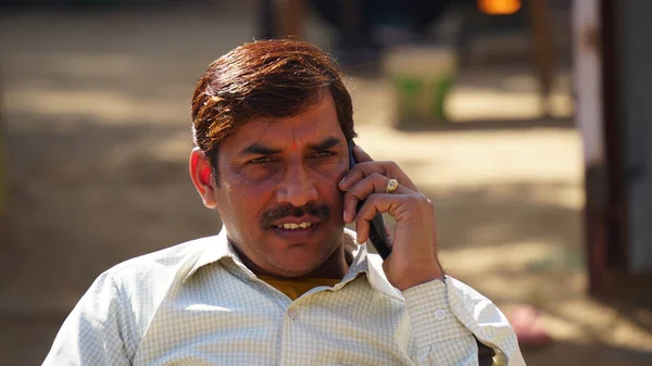 若いインドのビジネスマンが携帯電話で彼の労働者を話している コミュニケーションの概念 — ストック写真