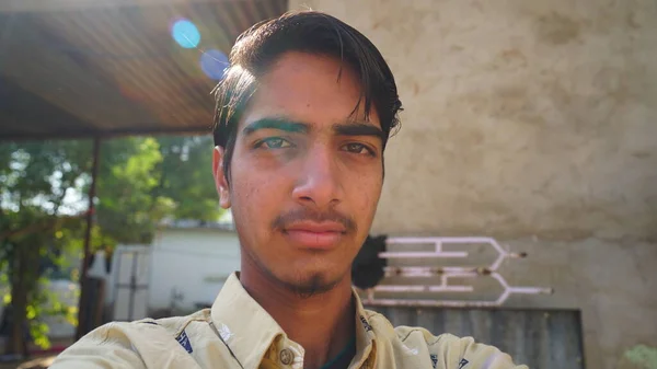 Tiener Indiaanse Jongen Het Nemen Van Selfie Voorkant Van Camera — Stockfoto