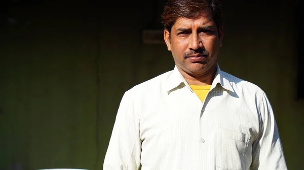 白の色のシャツと黒の魅力的な口ひげが孤立している成熟したアジア系インド人男性をよく見てください ハンサムなインド人の正面図 — ストック写真
