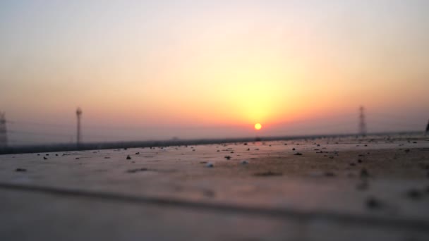 Sunset Sky 'ın insansız hava aracı görüntüsü. Gün batımının gökyüzünde temiz hava ve turuncu deniz mavisi tonları ile şehrin üzerinde zaman aşımı.. — Stok video