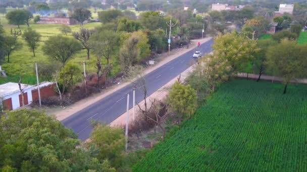 Vehículos que pasan por carretera con paisaje verde. Cero emisiones de carbono y concepto de desarrollo sostenible. — Vídeos de Stock