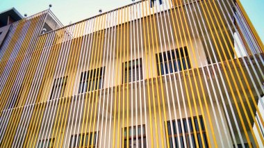 Otelin dışındaki süslü demir parmaklıklar. Otel tatil beldesinde güvenlik çiti var. Beş yıldızlı bir Hint otelinin yan görüntüsü..