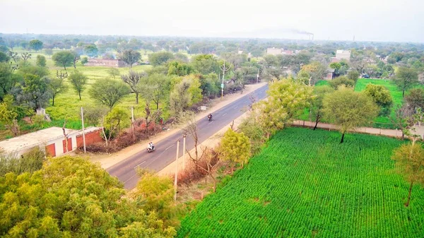 Снимок Воздуха Сельской Индии Асфальтовая Дорога Зеленых Полей Нулевым Выбросом — стоковое фото