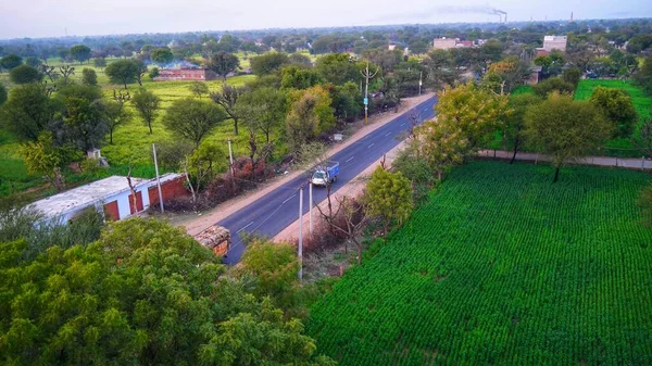 Desarrollo Sostenible Concepto Cero Emisiones Carbono Vehículos Que Atraviesan Paisajes — Foto de Stock