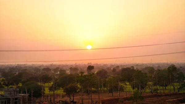 Natürlicher Sonnenuntergang Oder Sonnenaufgang Über Feld Oder Wiese Landschaft Unter — Stockfoto