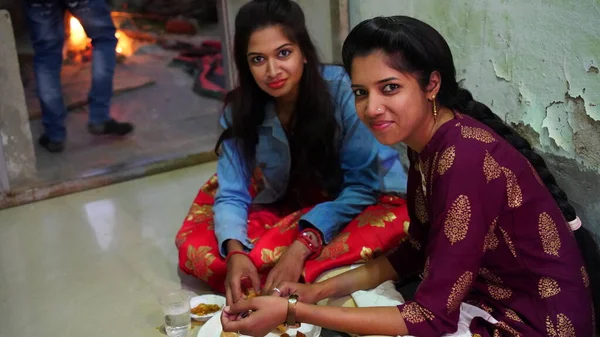 Dezembro 2020 Khatoo Jaipur Índia Duas Amigas Sentadas Juntas Comer — Fotografia de Stock