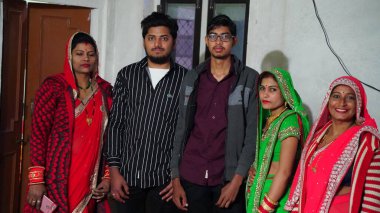 30 Aralık 2020 Khatoo, Jaipur, Hindistan. Mutlu Hintli aile portresi. Üç kadın. İki erkek çocuk içeride dikiliyor..