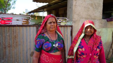 20 Ocak 2020 - Khatoo, Jaipur, Hindistan. Açık havada iki Hintli kız kardeş var. Peela ve Saree ile geleneksel giyinmiş Hindu kız kardeş..