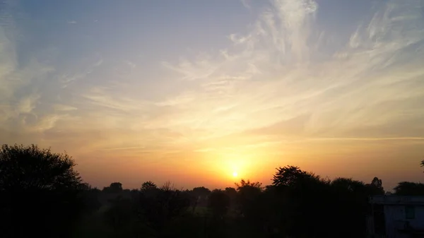 赤い光の光線で空の太陽光や太陽光を照らす 日の出を背景にした美しい自然 — ストック写真