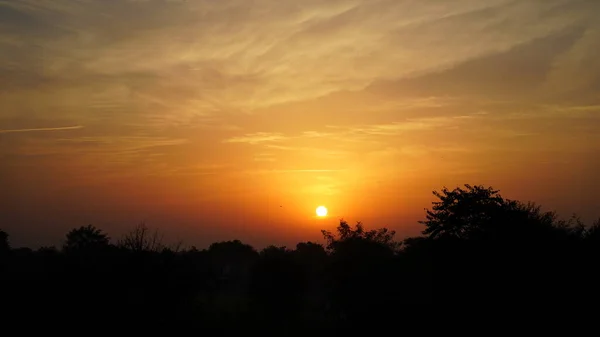 Lumière Bleue Orange Soleil Travers Les Nuages Dans Ciel Obscurité — Photo