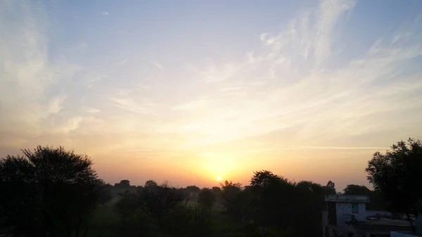 Horisontell Panorama Soluppgång Eller Solnedgång Himmel Solen Gömmer Sig Blå — Stockfoto