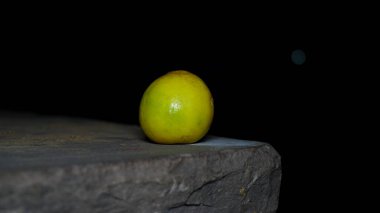 Siyah arka planda taze limonlar, üst manzara. Taze ekşi tadı olan olgun meyve. Sarı olgun limonlar yakın çekim.