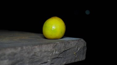 Organik turunçgil meyvesi, C vitamini kaynağı olgun limon meyveleri, cazip narenciye meyveleriyle yakın plan..