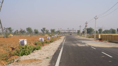 10 Şubat 2021 - Sikar, Jaipur, Hindistan. RIICO yolu ve karaya yakın çekim. Asfalt Karayolu ve arsa endüstri ve makineler için ayrılmıştır. Yüksek riskli bölge ve insan yerleşiminden uzakta..