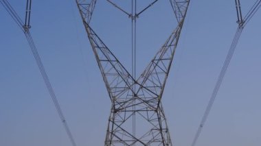 Modern gelişim ve yüksek voltajlı elektrik direği deseni. Mavi gökyüzü ile elektrik hattı görüntüsü.