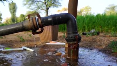 Su kavramını sakla. Plastik su borusundan bir yudum su. Su sızıyor ve atık içinde akıyor..