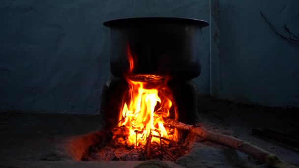 Χρυσοκίτρινες φλόγες σε παραδοσιακή κουζίνα με ξυλάκια. Φωτιά στον φούρνο με αλουμινένιο τηγάνι. — Αρχείο Βίντεο