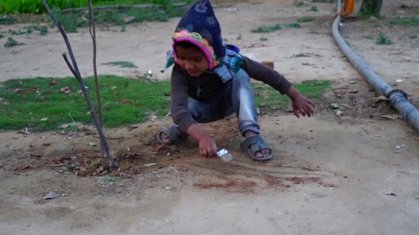 인디언 꼬마가 땅 속에서 놀고 있었습니다. 흙 속에서 아기의 손을 움직 이고 엑스터시의 기분을 즐긴다. — 비디오