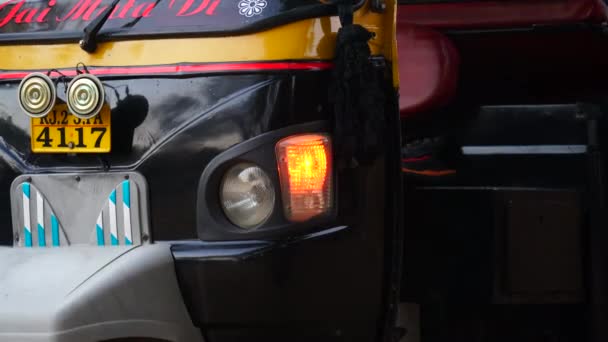 Close-up van de details van de koplampen indicator van anonieme Three wheeler auto Rickshaw geparkeerde berm. — Stockvideo