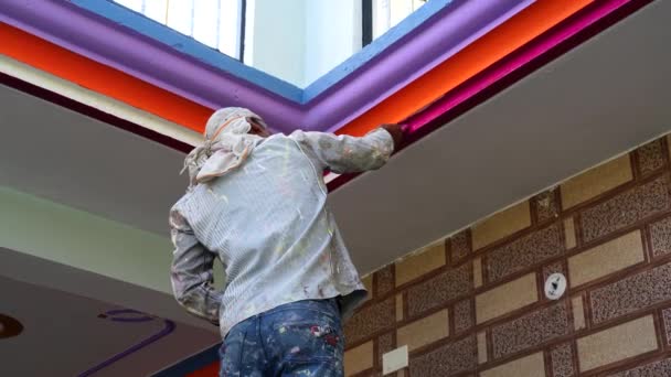 Multicolor no teto de canto com intrincado moldagem por coroa com arte atraente. Renovação do novo edifício de construção. — Vídeo de Stock