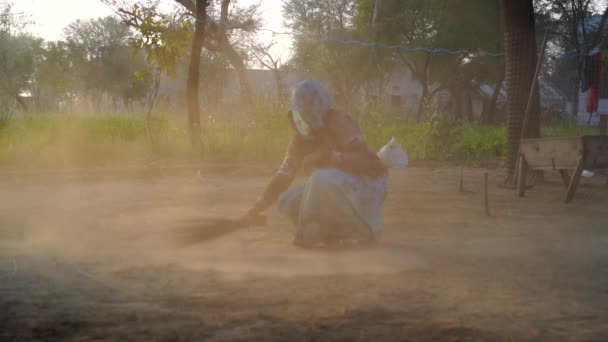 Pekerja wanita sapu di rumah. Wanita Asia rekaman untuk menghapus debu dari tanah. Terbang debu kabut di udara selama sapu. — Stok Video