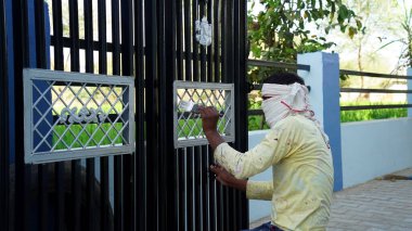 Demir Kapı 'ya gümüş renkte bir adamın el boyası. Renk boyasıyla elle boyama.
