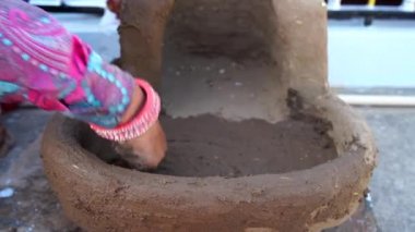 Çömlek pişirme sobası formasyonu insan elinden. Kuzey Hindistan 'da kil soba yapmak için güzel bir sanat. Çamur sobası yapmak geleneksel ilkel sanattır..