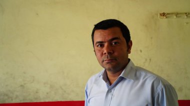 Kameraya bakan kendine güvenen Hintli adam. Tam konsantrasyon ve çekici yüz ifadesi olan bir adam..