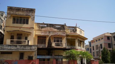 04 Mart 2021-Metro şehri, Jaipur, Hindistan. Pembe şehir Jaipur 'un antik tarihi turistik binaları. Mavi gökyüzü doğalı güzel tarihi binalar.