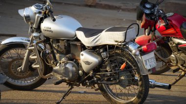 04 Mart 2021-Metro şehri, Jaipur, Hindistan. Hindistan 'da üretilen klasik Royal Enfield motosikletleri Hindistan' da yerli ve yabancı turistler arasında popülerdir..