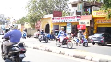 Metro Şehri Jaipur 'un yavaş çekim görüntüleri. Yollardan araçlarla geçen insanlar. Metro Şehri Jaipur 'un günlük rutin hayatı.