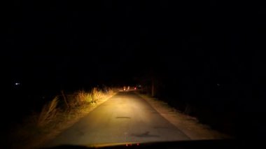 Gün batımından sonra gece yarısı otoyolda küçük bir trafik vardı. Gece, Ön Kamera, Ön Cam Referansı.